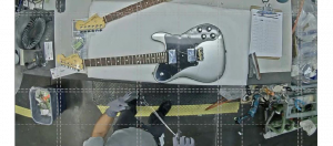 美國知名電吉他製造商Fender,目前在樂器組裝工作站上就有採用AWS企業級電腦視覺套裝設備Panorama,來快速建立自己的電腦視覺應用,用以改善與優化吉他組裝流程。(圖片來源/AWS)